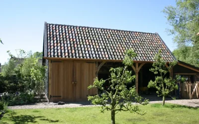 Eikenhouten bijgebouwen met garage en carport
