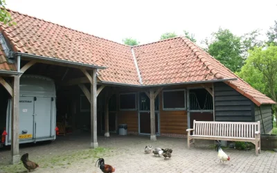 Eikenhouten bijgebouwen met stal en carport