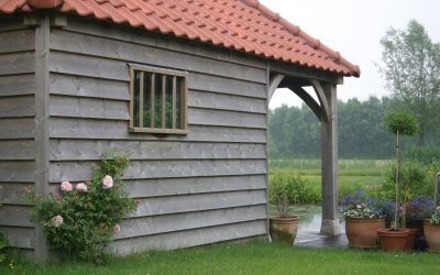 Eikenhouten bijgebouw met veranda