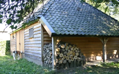 Eikenhouten bijgebouwen met garage en carport