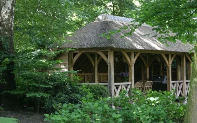 Eikenhouten bijgebouw met veranda