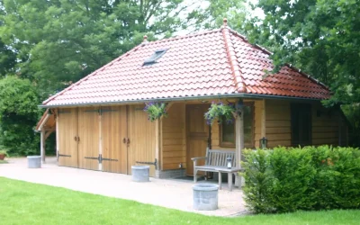 Eikenhouten bijgebouwen met garage en gastenverblijf
