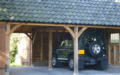 Eikenhouten bijgebouwen met garage en carport