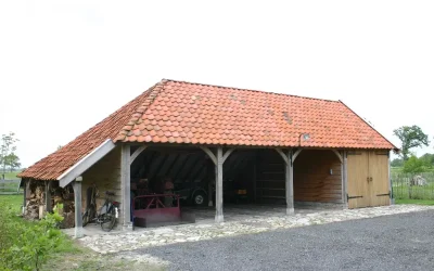 Eikenhouten bijgebouwen met garage en carport