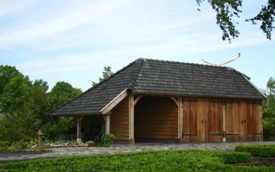 Eikenhouten bijgebouwen met garage en carport