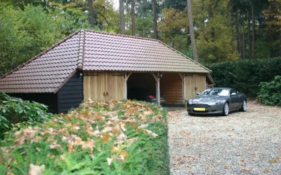 Eikenhouten bijgebouwen met garage en carport