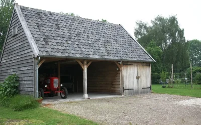 Eikenhouten bijgebouwen met garage en carport