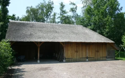 Eikenhouten bijgebouwen met garage en carport