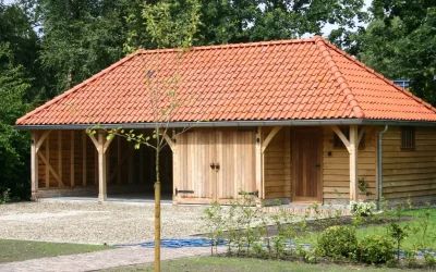 Eikenhouten bijgebouwen met garage en carport