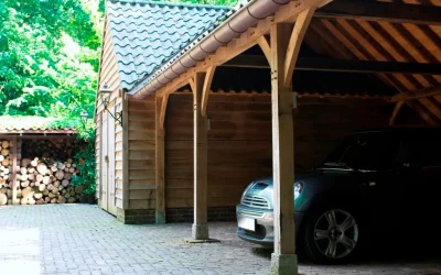 Eikenhouten bijgebouwen met garage en carport