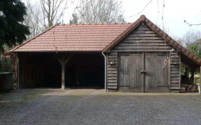 Eikenhouten bijgebouwen met garage en carport
