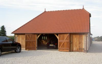 Eikenhouten bijgebouwen met garage en carport