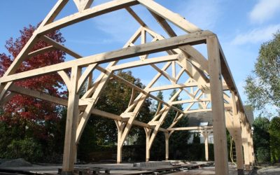 Eiken frame gemonteerd voor zwembadoverkapping