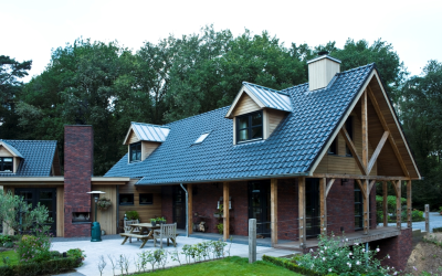Eikenhouten villa met bijgebouw