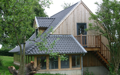 Eikenhouten bijgebouwen met carport